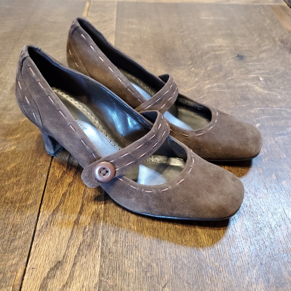 Naturalizer | Sassy brown heels with thick stitching and faux button strap - Picture 1 of 6